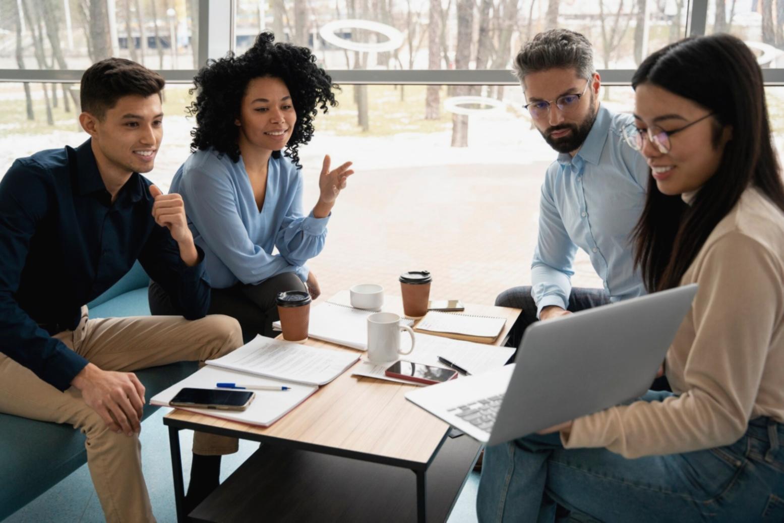Equipo de virevolantix trabajando en educación financiera